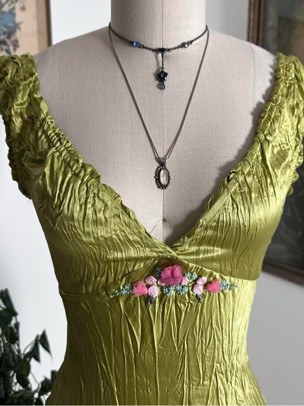 Vintage 90s early 2000s Betsey Johnson short green 100% silk casual dress Size 6 - Picture 3 of 8